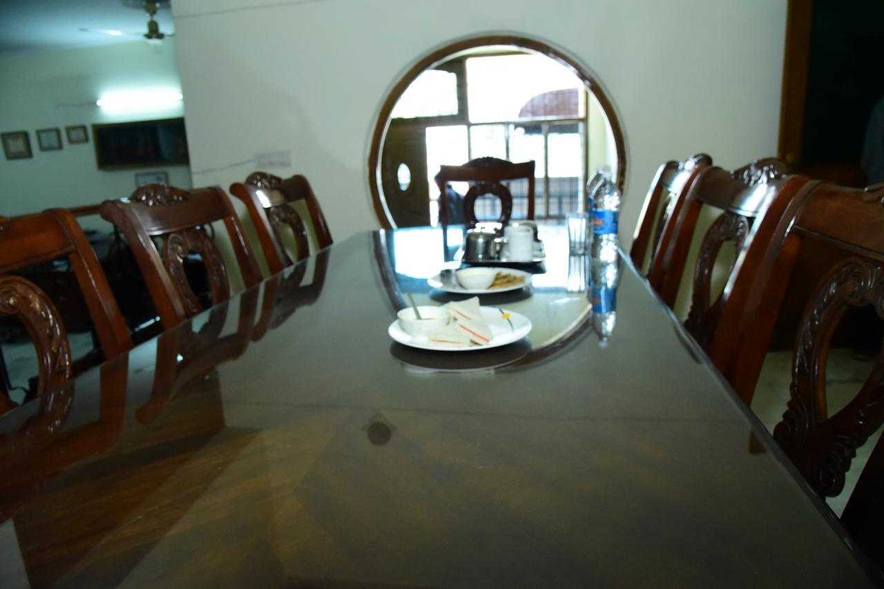 The Mayflower Hotel Ґурґаон Екстер'єр фото