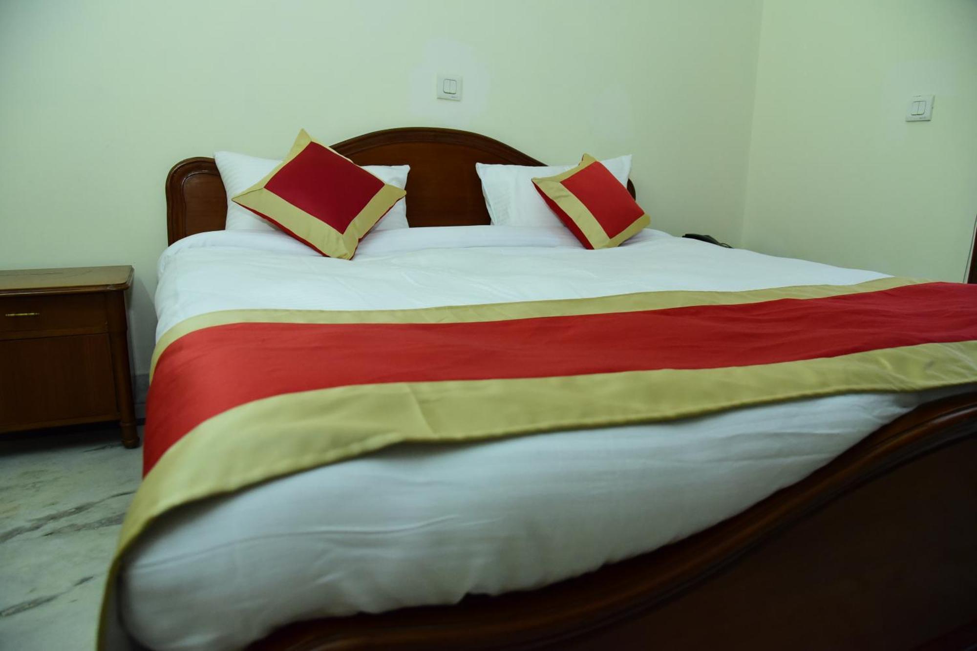 The Mayflower Hotel Ґурґаон Екстер'єр фото