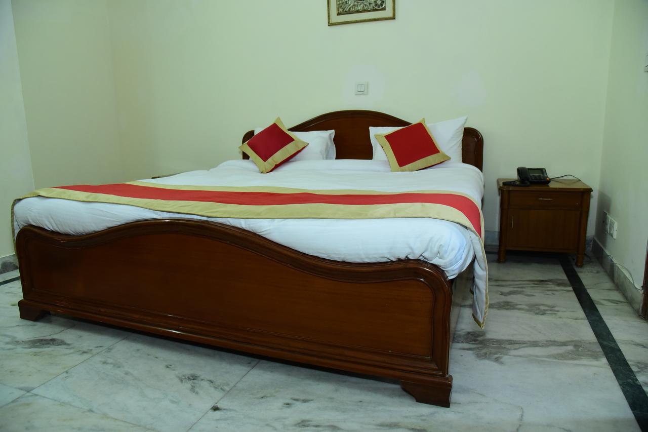 The Mayflower Hotel Ґурґаон Екстер'єр фото