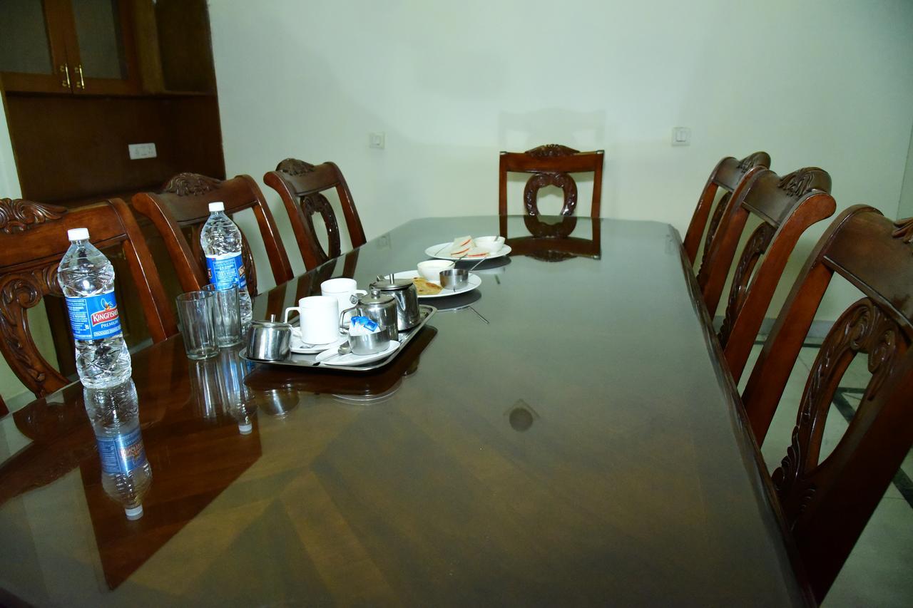 The Mayflower Hotel Ґурґаон Екстер'єр фото