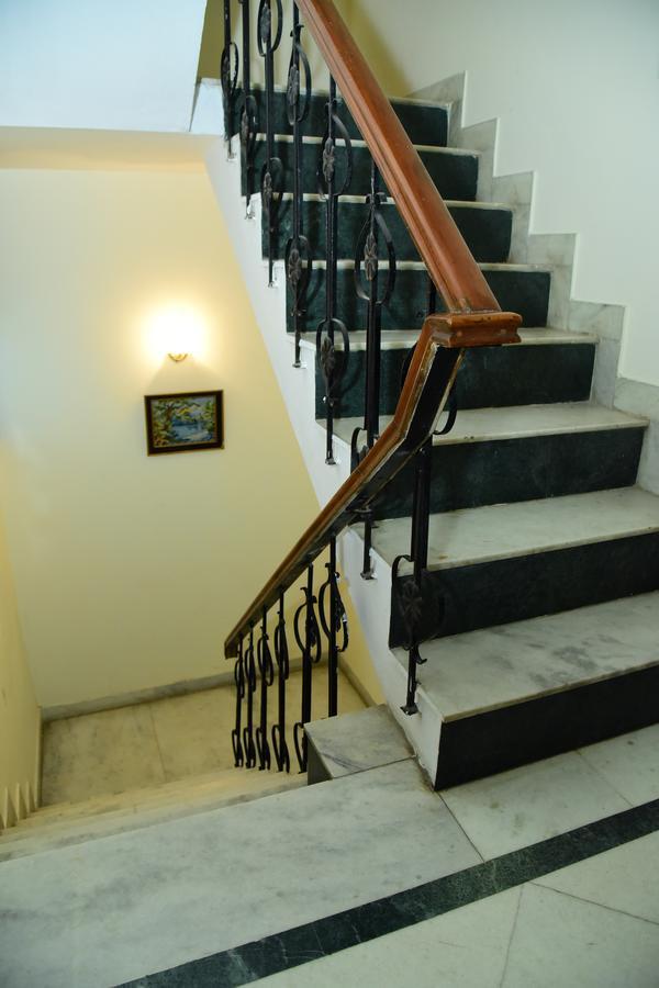 The Mayflower Hotel Ґурґаон Екстер'єр фото